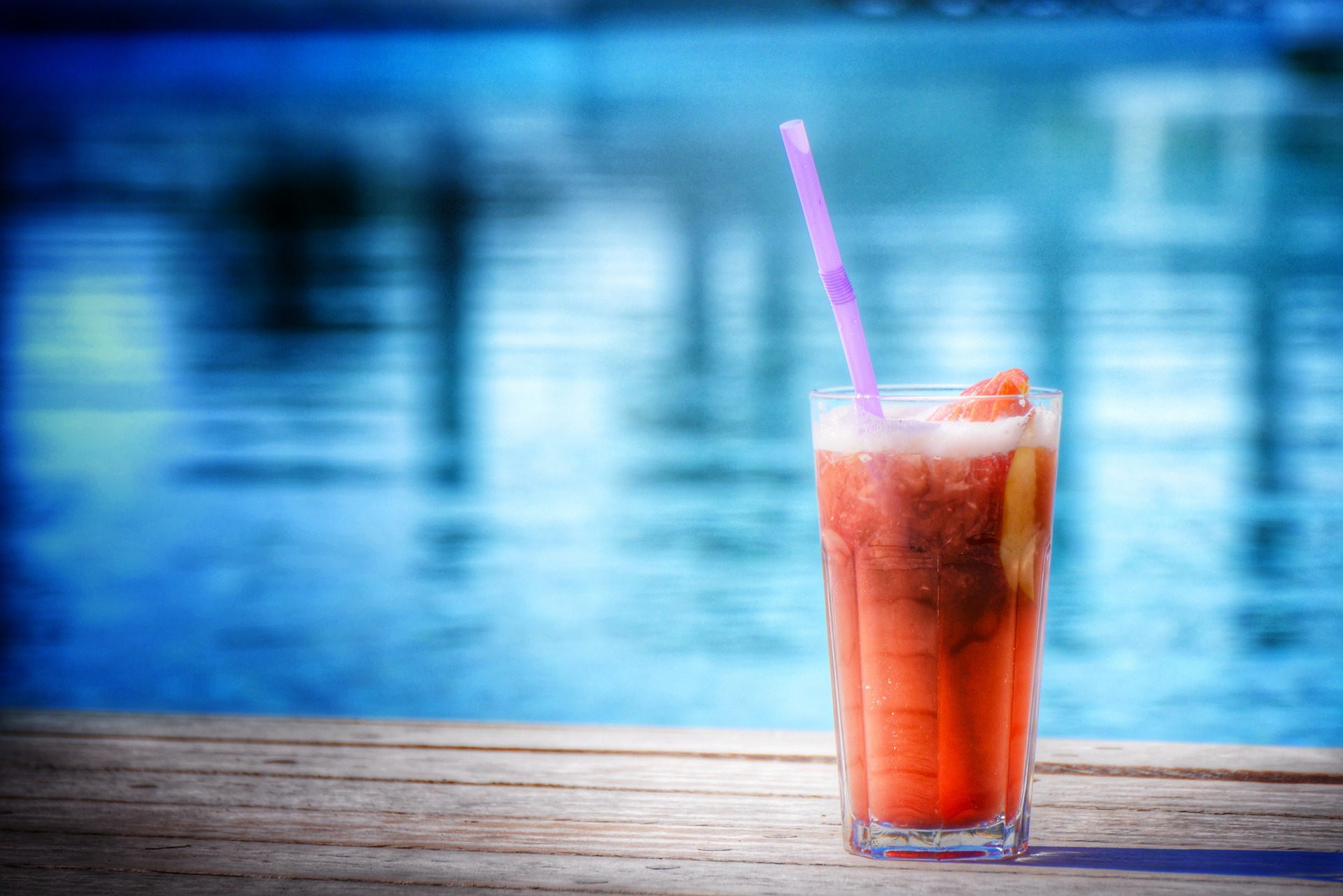 Alkoholfreier Pfirsich- und Cranberry-Cocktail mit Rosmarin