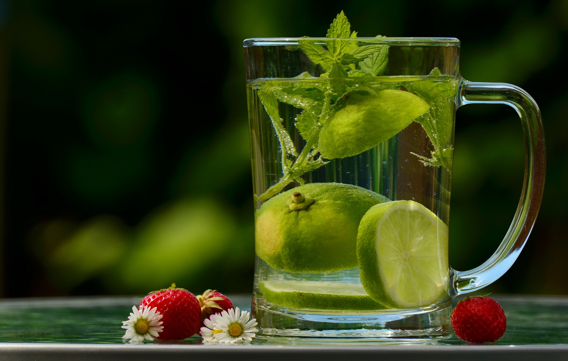 Alkoholfreier Cocktail mit Kräuterlimonade